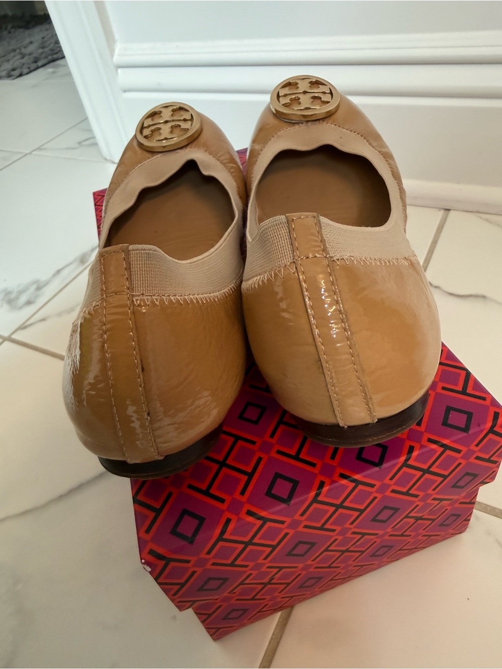 Tory Burch Nude Caroline Patent Leather Logo Ballet Flats - Picture 4 of 6